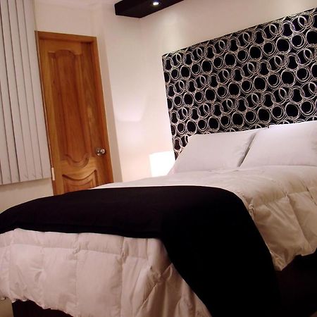 Hostal Media Luna Трухильо Экстерьер фото