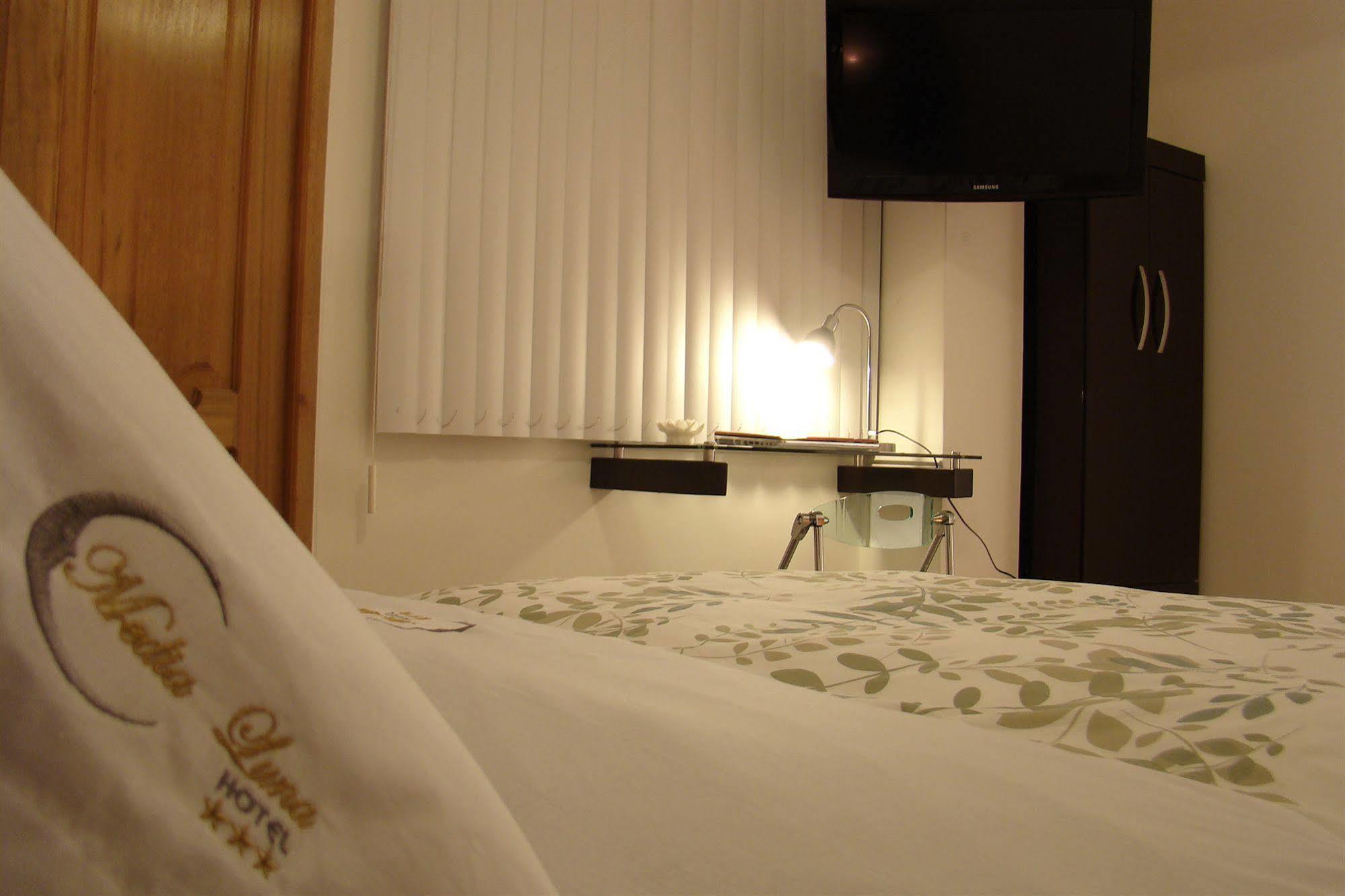 Hostal Media Luna Трухильо Экстерьер фото